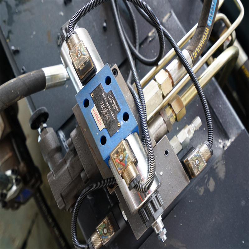 Prensa plegadora CNC con protección fotoeléctrica Máquina dobladora síncrona electrohidráulica